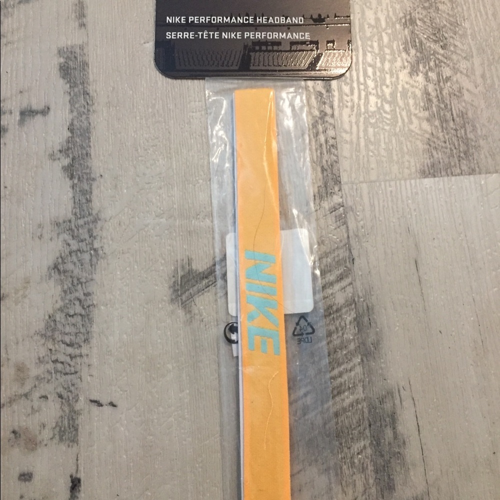 Nike performance headband